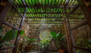 Vila (5 Bedrooms) | Banheiro | Chuveiro com efeito de chuva, produtos de toalete grátis