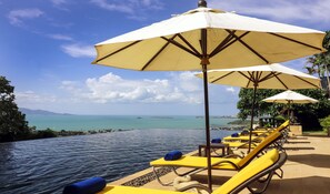 Piscina externa, guarda-sóis, espreguiçadeiras