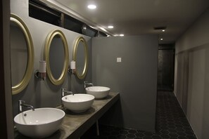 Bathroom - Space Cap Hotel (Kota Kinabalu)