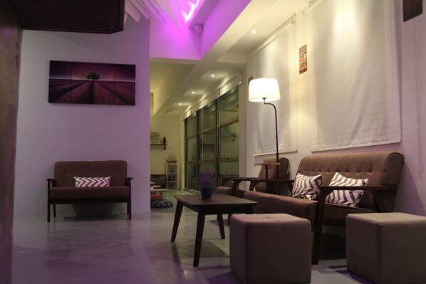 Lobby sitting area - Space Cap Hotel (Kota Kinabalu)