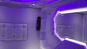 Safe på rommet, strykejern/-brett, wi-fi (inkludert) og sengetøy