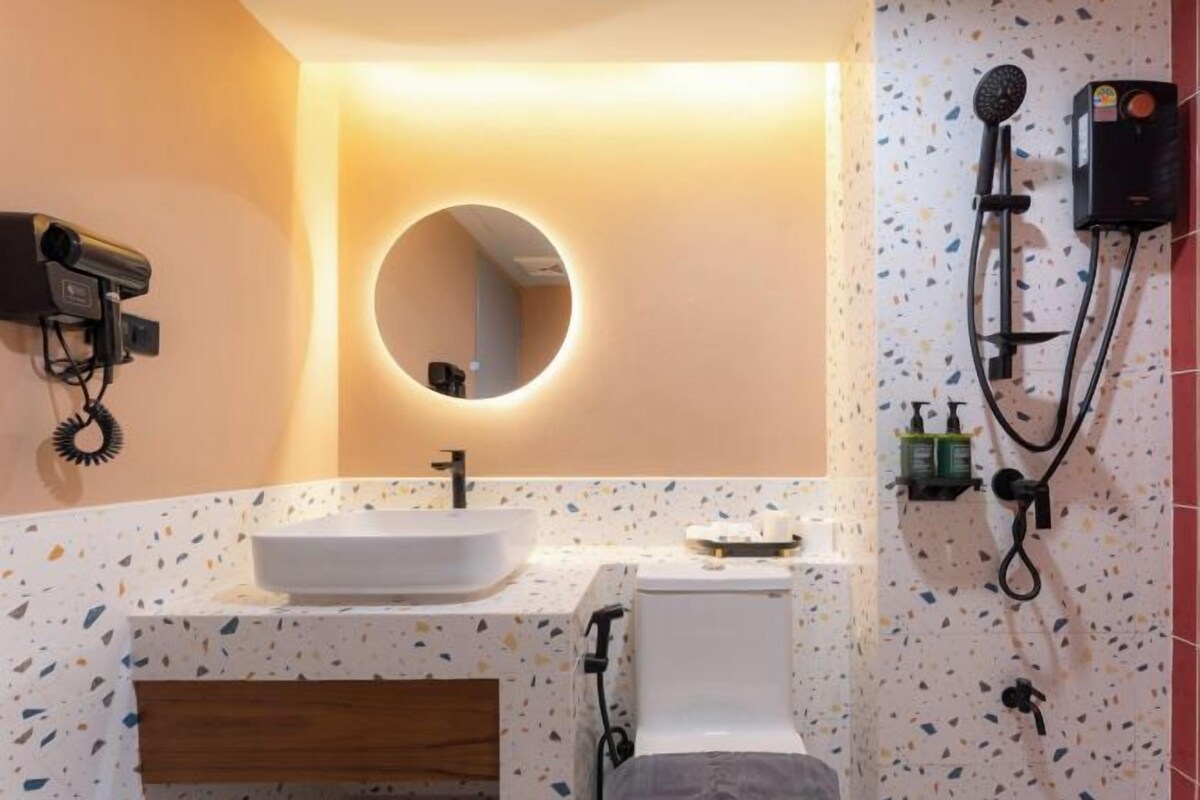 Shower, free toiletries