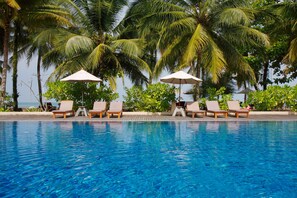 Outdoor pool, pool umbrellas, sun loungers - Khaolak Paradise Resort (Takua Pa)
