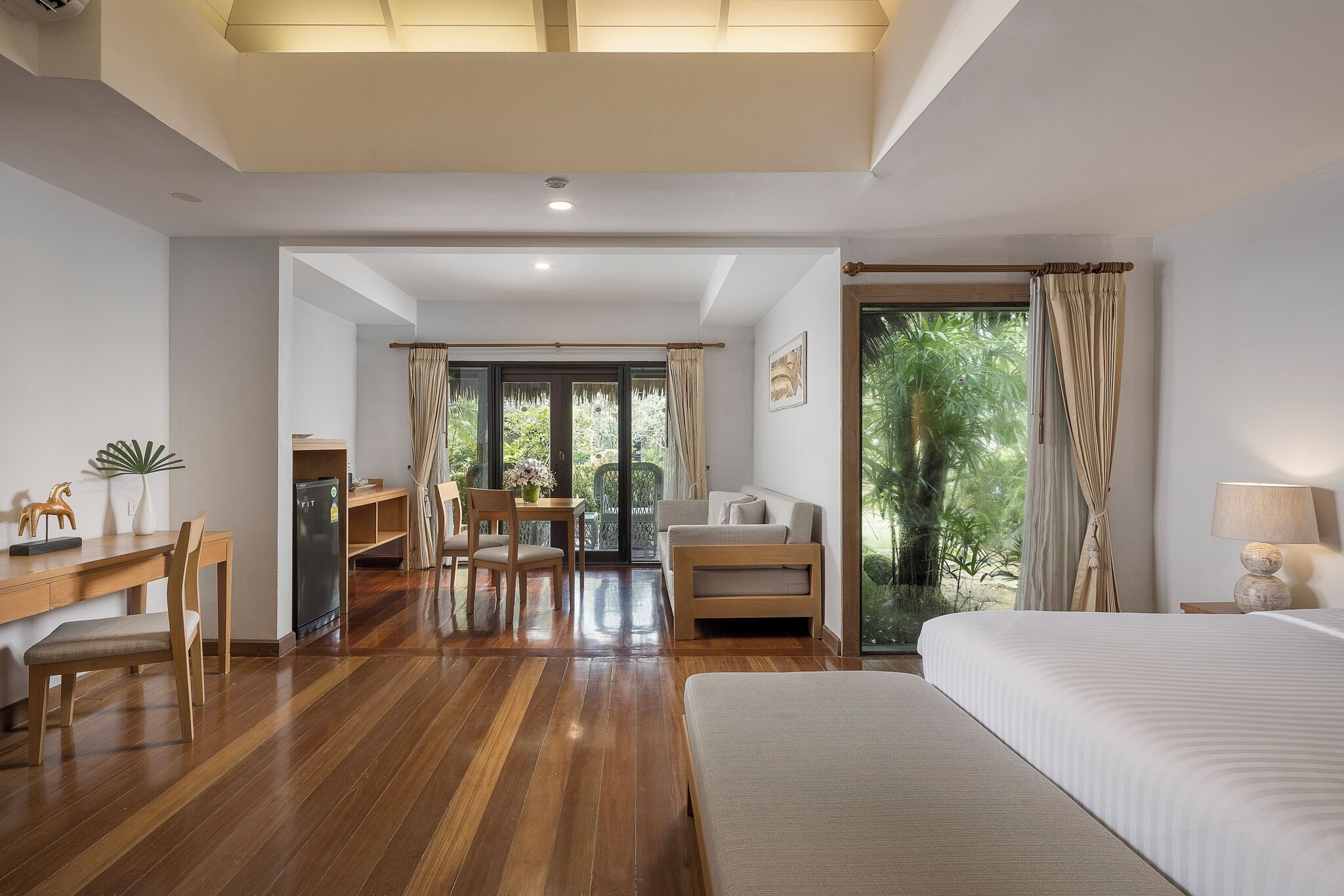 Villa with Seaview | Frigobar, cofres nos quartos, escrivaninha, cortinas blackout