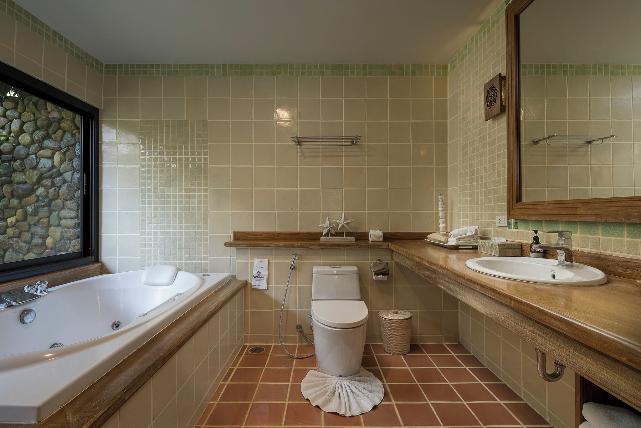 Un baño con bañera, inodoro, lavabo y espejo.