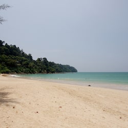 Bãi biển riêng, ghế dài tắm nắng, dù trên bãi biển, chèo thuyền kayak