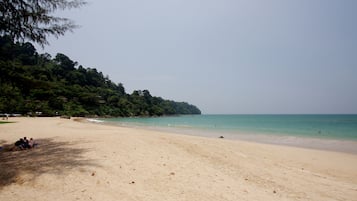 Playa privada, tumbonas, sombrillas y kayak