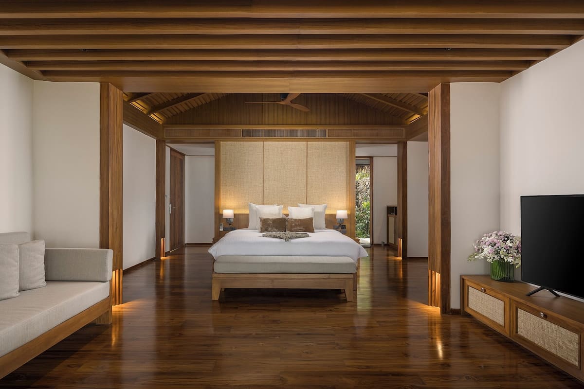 Standaard kamer | Een minibar, een kluis op de kamer, een bureau, verduisterende gordijnen