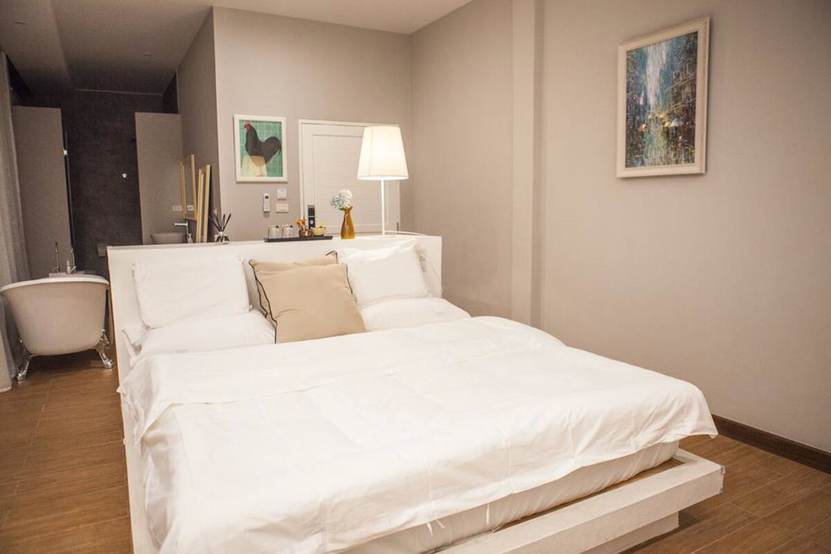 Minibar, rollaway beds, free WiFi