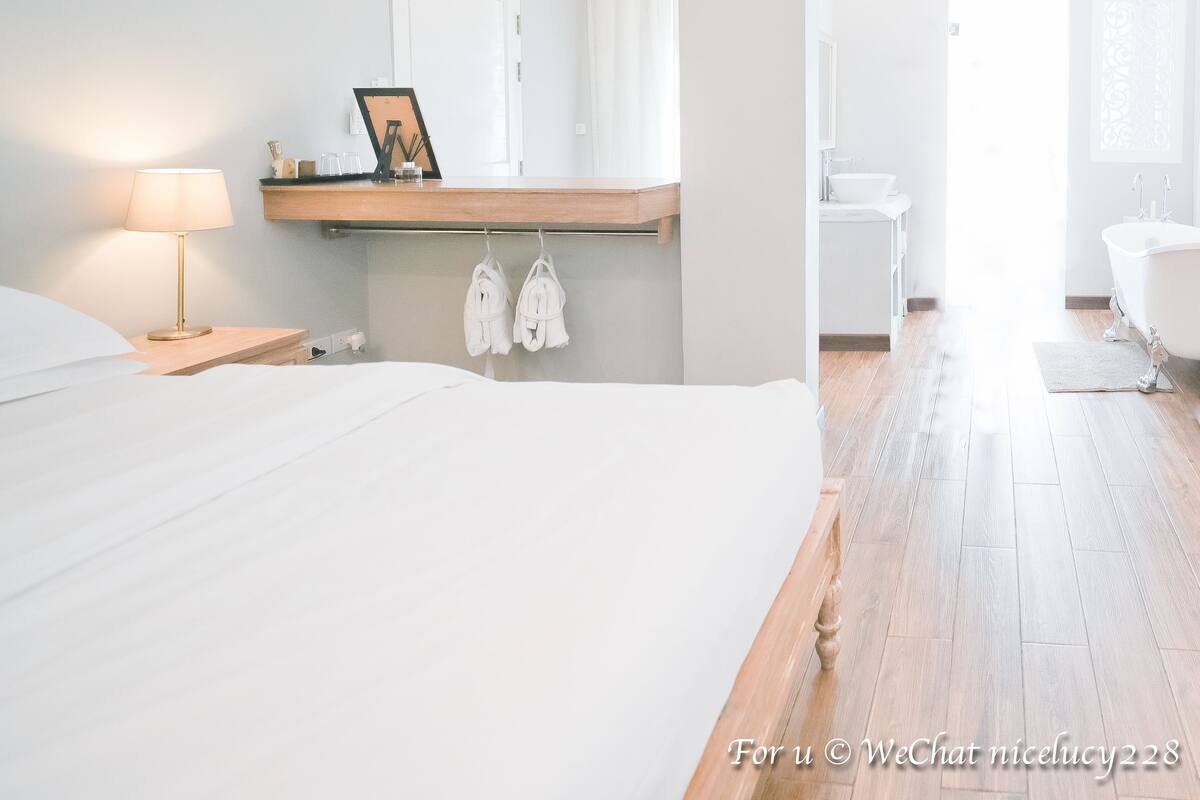 Standard Double Room with Pool View | 迷你吧、折疊床/加床、免費無線上網