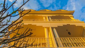 A multi-story building with balconies and railings, under a clear sky. - Meesuk Boutique House (Chiang Mai)