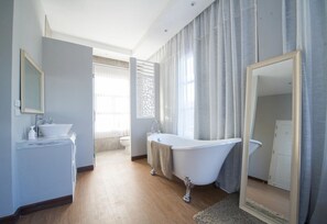 Shower, free toiletries, hair dryer, towels - Meesuk Boutique House (Chiang Mai)
