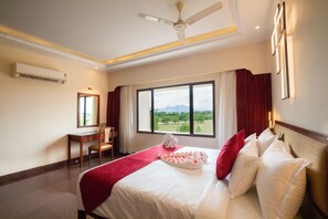 Presidential-rum | Minibar, värdeförvaringsskåp på rummet och skrivbord