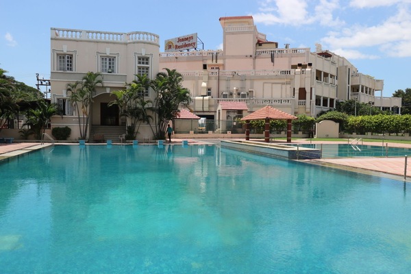 Una piscina al aire libre