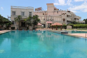 Una piscina al aire libre