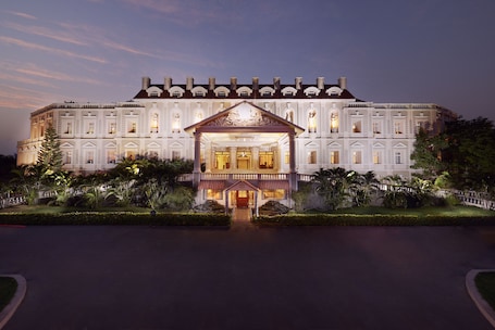 Fachada de la propiedad por la tarde o noche