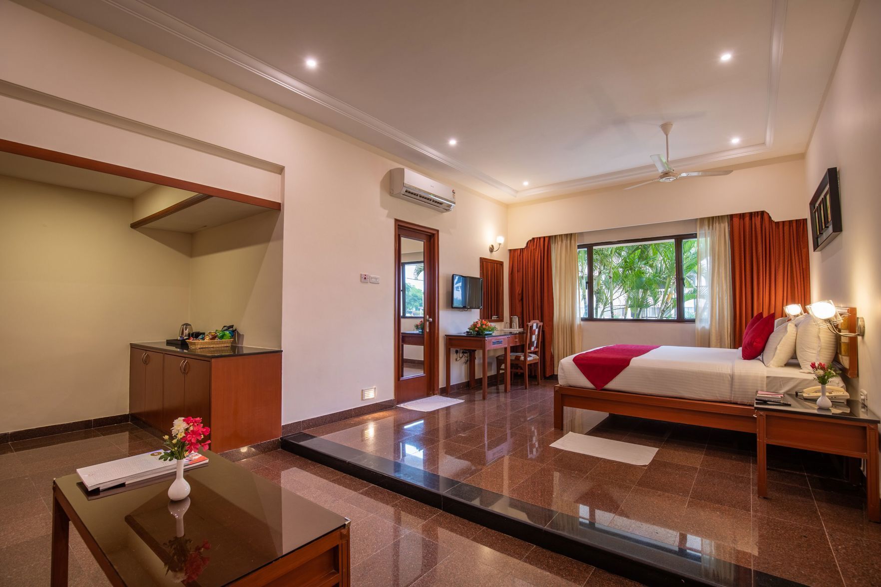 迷你吧、客房內保險箱、書桌、熨斗/熨衣板