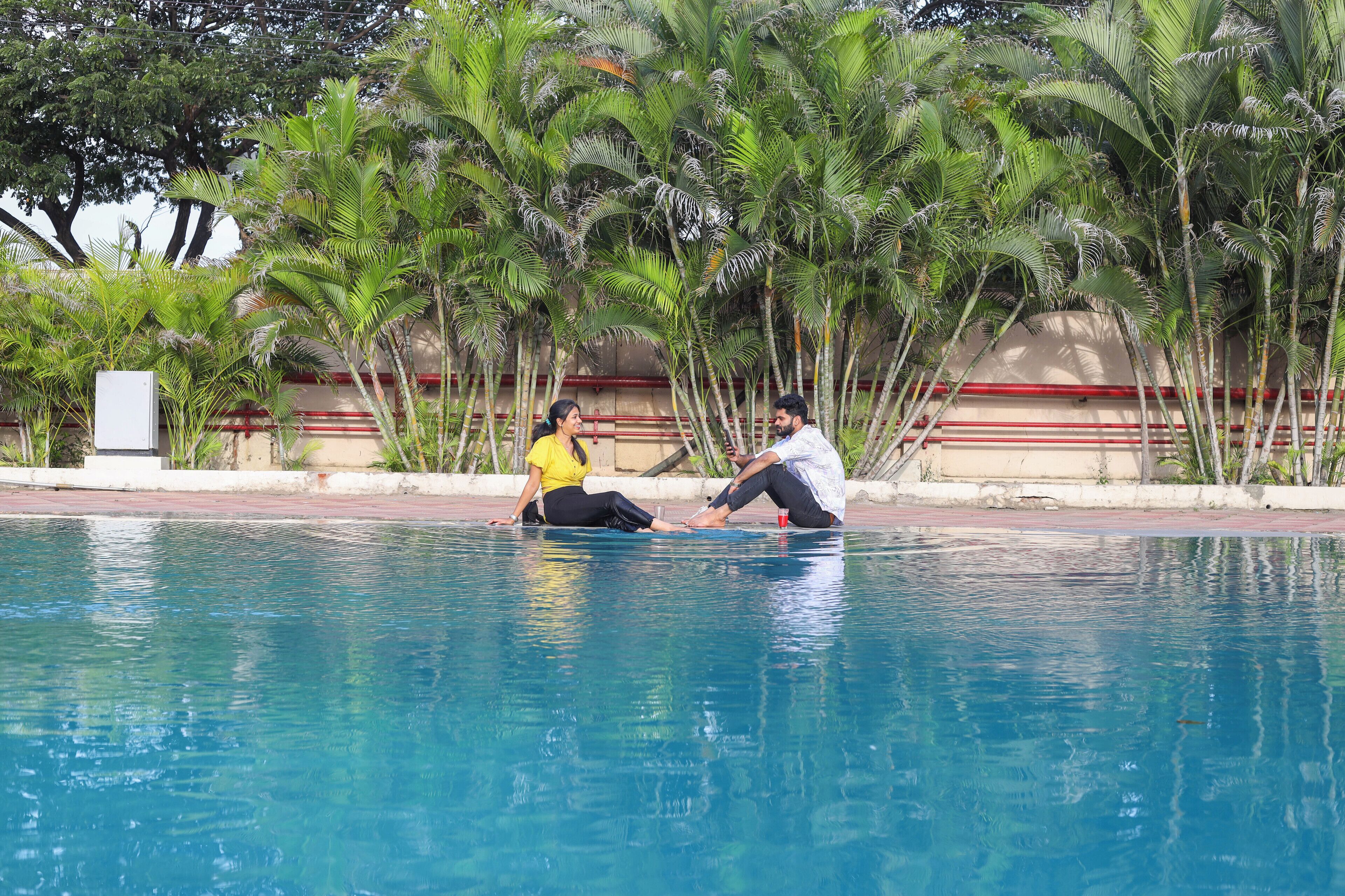 Una piscina al aire libre