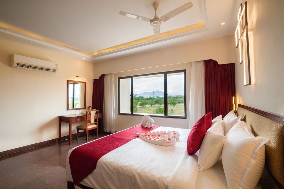 ميني بار وخزنة داخل الغرفة ومكتب ومكواة/لوح كي