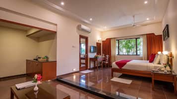 Executive Suite | Minibar, coffres-forts dans les chambres, bureau