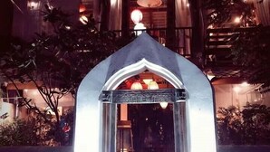 A building with a prominent entrance featuring a decorative archway. - Garden Yard Inn Chiangmai (Chiang Mai)