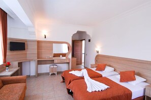 Habitación con 2 camas individuales, balcón | 1 dormitorio