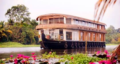 Mass Holidays Houseboat