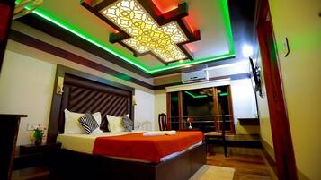 Habitación superior | Ropa de cama de alta calidad, caja fuerte, escritorio