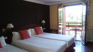 Triple Room | In-room safe, desk, free cribs/infant beds, free WiFi - Hotel Moixeró (Prats i Sansor)