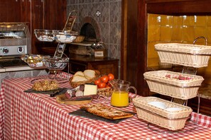 Frukostbuffé varje dag (EUR 9.50 per person)