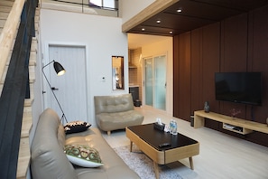 Family House | Living area | 42-inch flat-screen TV with cable channels, TV - The Ocean Pension (Jeju City)
