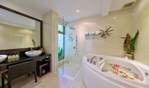 Villa (5 Bedrooms) | Bathroom | Separate tub and shower, deep soaking tub, free toiletries, hair dryer - La Lagune (Koh Samui)