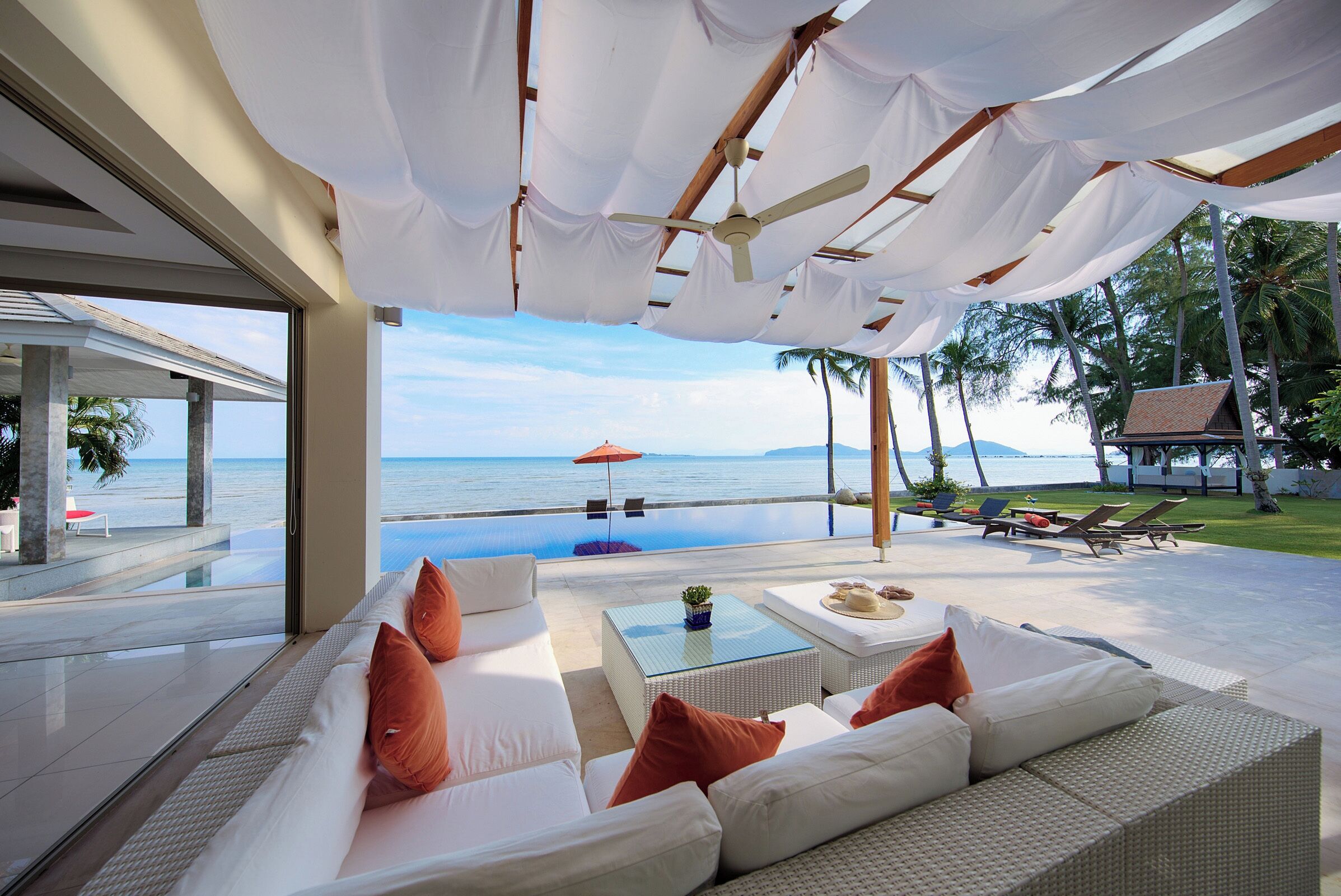 屋外プール、カバナ (無料)、プール パラソル