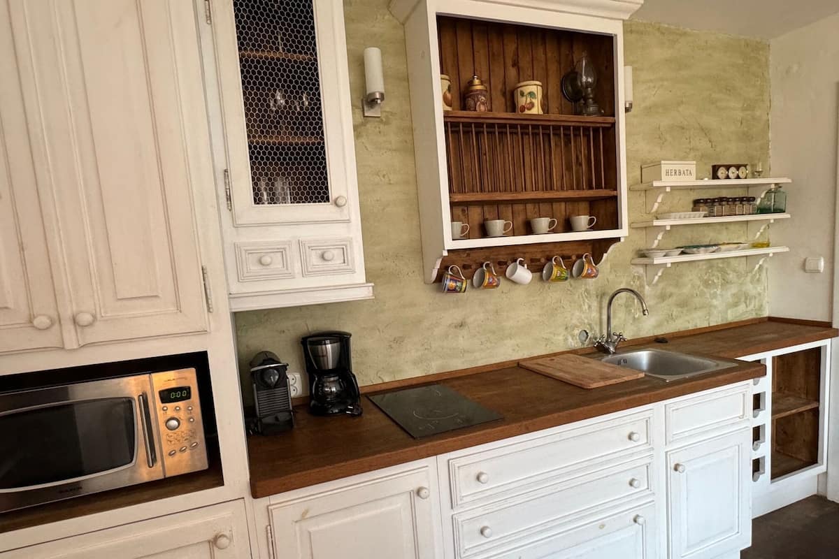 Suite Studio Classique, vue jardin | Cuisine privée | Cafetière/bouilloire, bouilloire électrique