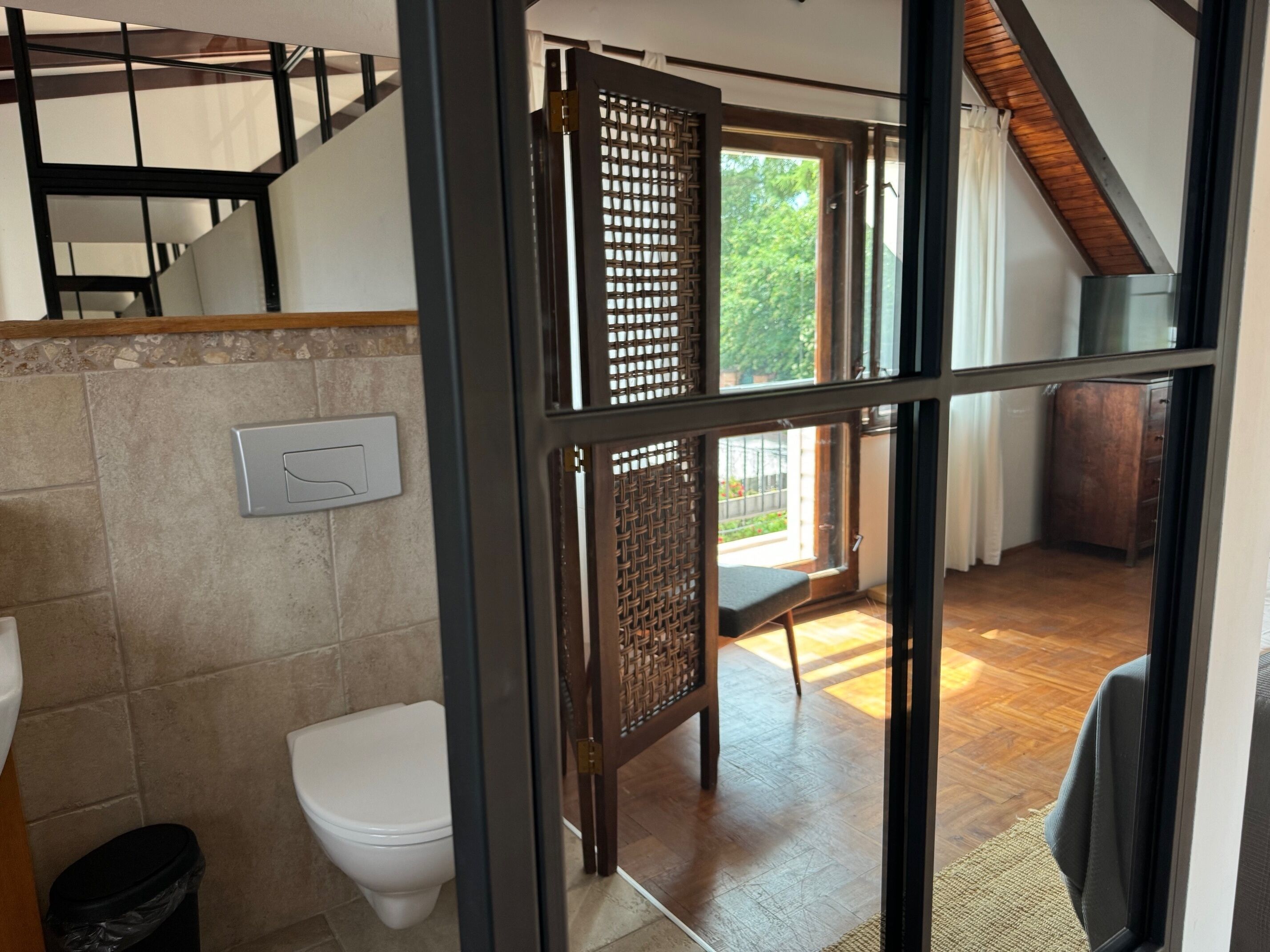 Ein modernes Badezimmer mit Toilette, Waschbecken und einer Duschkabine.