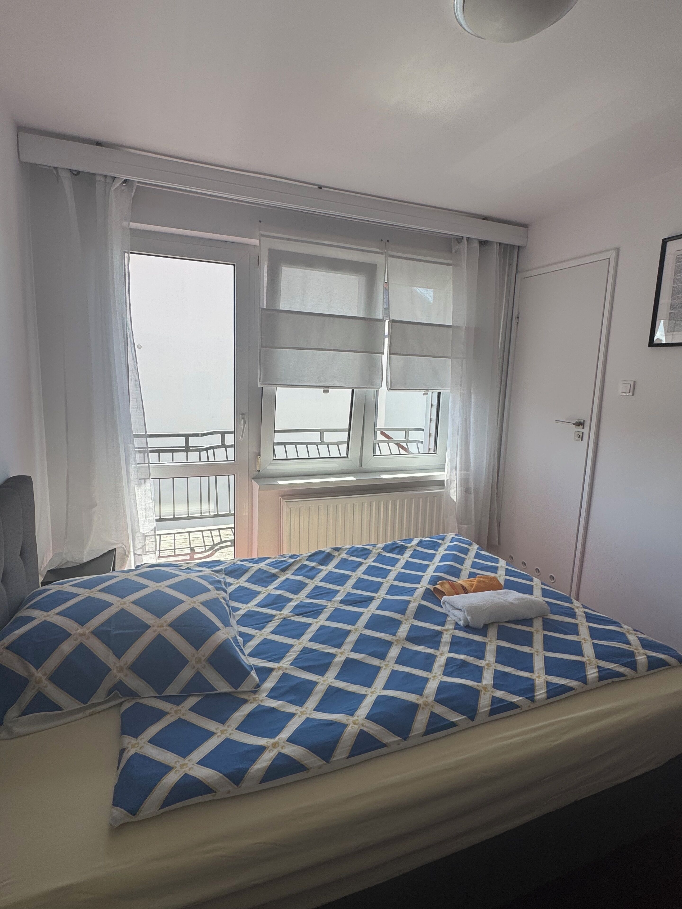 Habitación individual estándar, vista al jardín | Área de sala de estar | Televisión de 24 pulgadas con canales por cable 