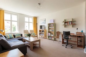 Télévision, lecteur de DVD, livres, médiathèque