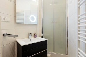 Badewanne, Haartrockner, Handtücher, Seife