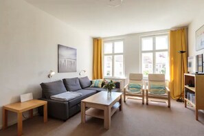 TV, DVD-spiller, bøker og musikkbibliotek