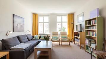 Fernseher, DVD-Player, Bücher, Musikbibliothek