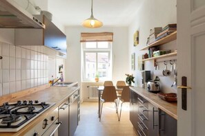 Kjøleskap, mikrobølgeovn, ovn og kokeplater