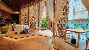 A library with bookshelves, tables, and chairs arranged for reading.