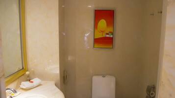 Un baño con lavamanos de mármol, un inodoro y un cuadro en la pared.