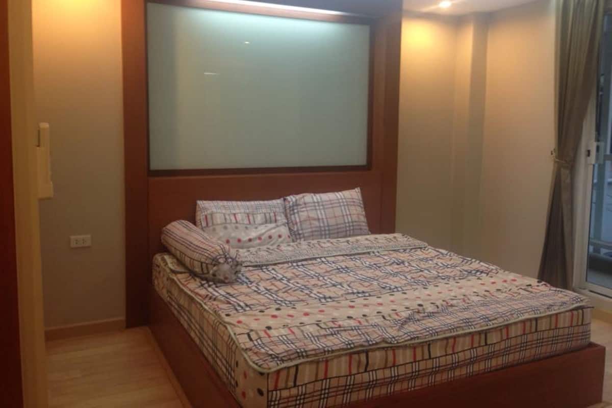 Caja de seguridad en la habitación, escritorio y cortinas blackout