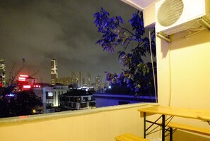 Fridge, stovetop, electric kettle, cookware/dishes/utensils - Artura Suite (Istanbul)