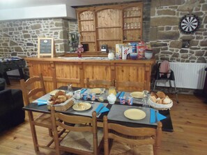 Dinner served - La Merveille (Le Luot)