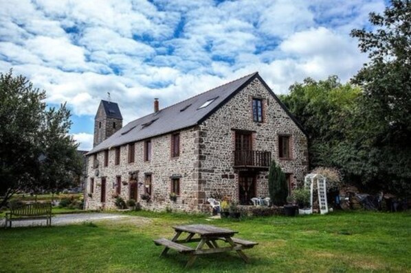 Mặt tiền nơi lưu trú