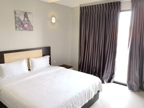 Habitación superior, 1 cama King size, balcón | Ropa de cama de alta calidad, escritorio y insonorización 