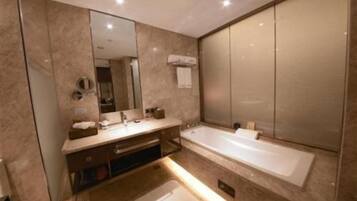 Bañera y ducha independientes y bañera profunda