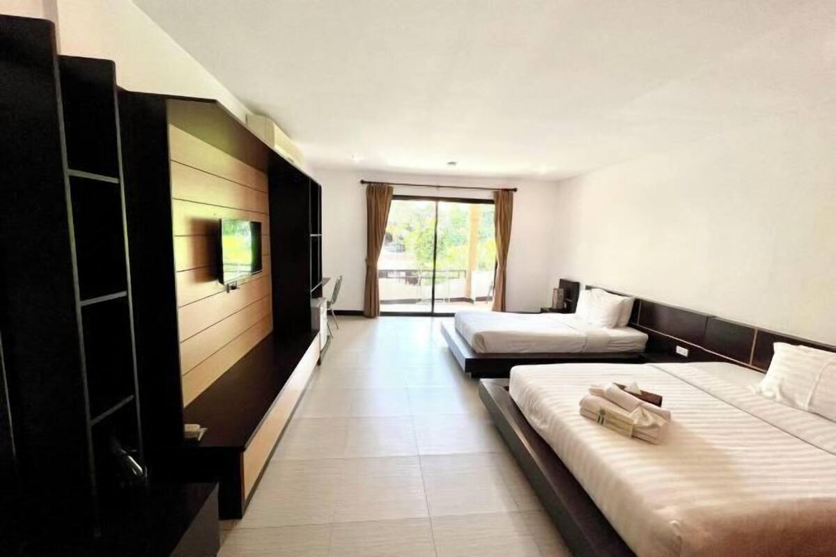 Minibar, desk, free WiFi